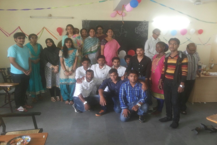 https://cache.careers360.mobi/media/colleges/social-media/media-gallery/6078/2018/11/29/Students of Sultan Ul Uloom College of Law Banjara Hills_Others.jpg